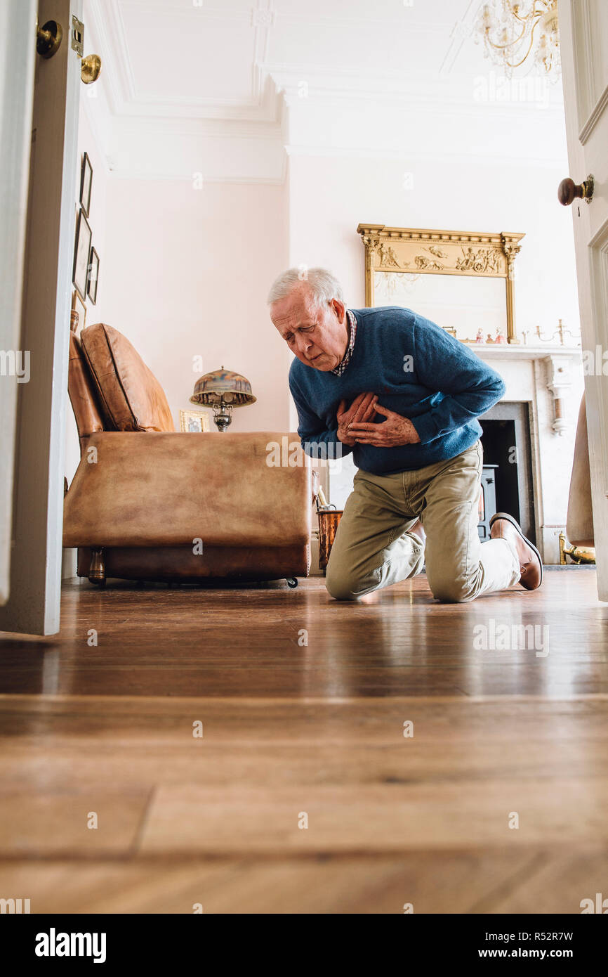 Senior uomo avente un attacco di cuore Foto Stock