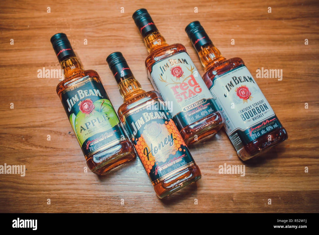 Ufa, Russia, Darling Bar, 20 Novembre, 2018: Jim Beam Kentucky Bourbon whiskey su scaffale del negozio. Jim Beam è una marca di whiskey Bourbon. Foto Stock