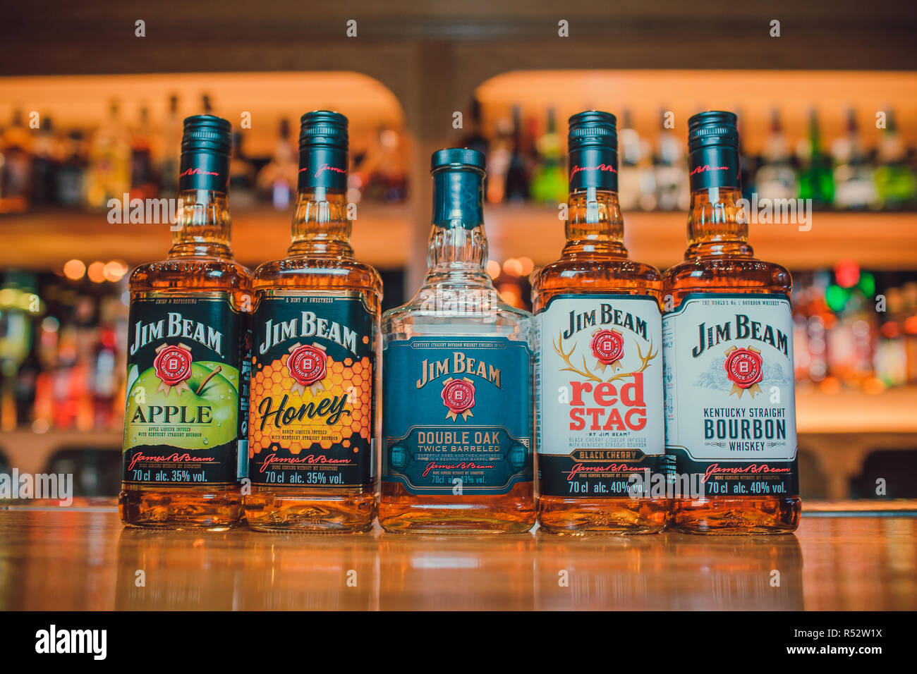 Ufa, Russia, Darling Bar, 20 Novembre, 2018: Jim Beam Kentucky Bourbon whiskey su scaffale del negozio. Jim Beam è una marca di whiskey Bourbon. Foto Stock