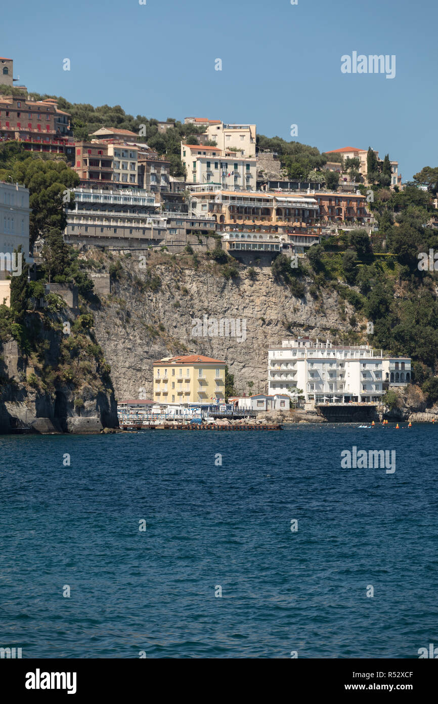 Vista di case e alberghi sulle scogliere di Sorrento. Golfo di Napoli,  campania, Italy Foto stock - Alamy
