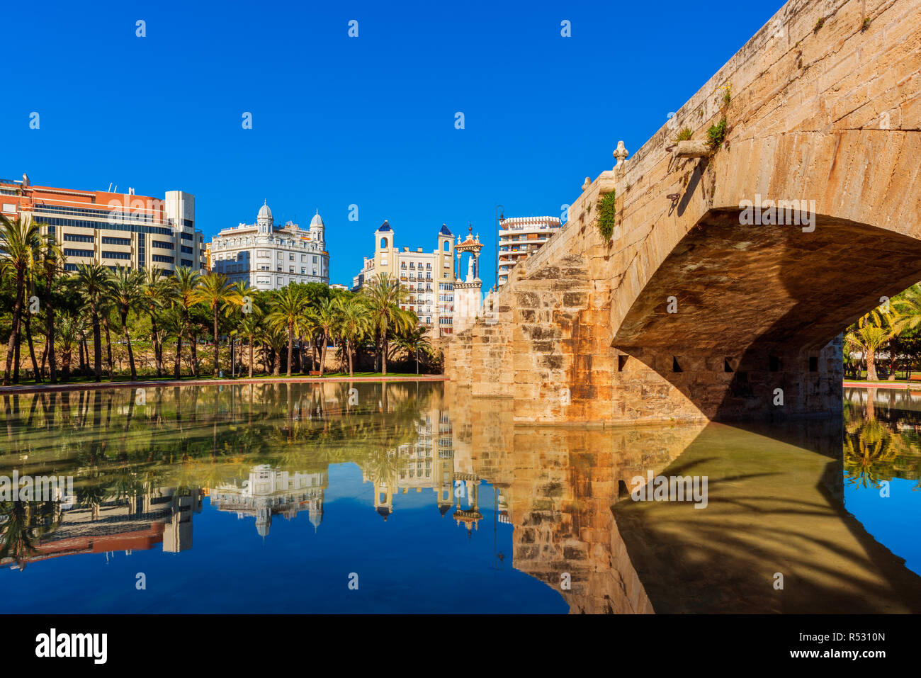Park con il ponte e il Laghetto di Valencia Spagna Foto Stock