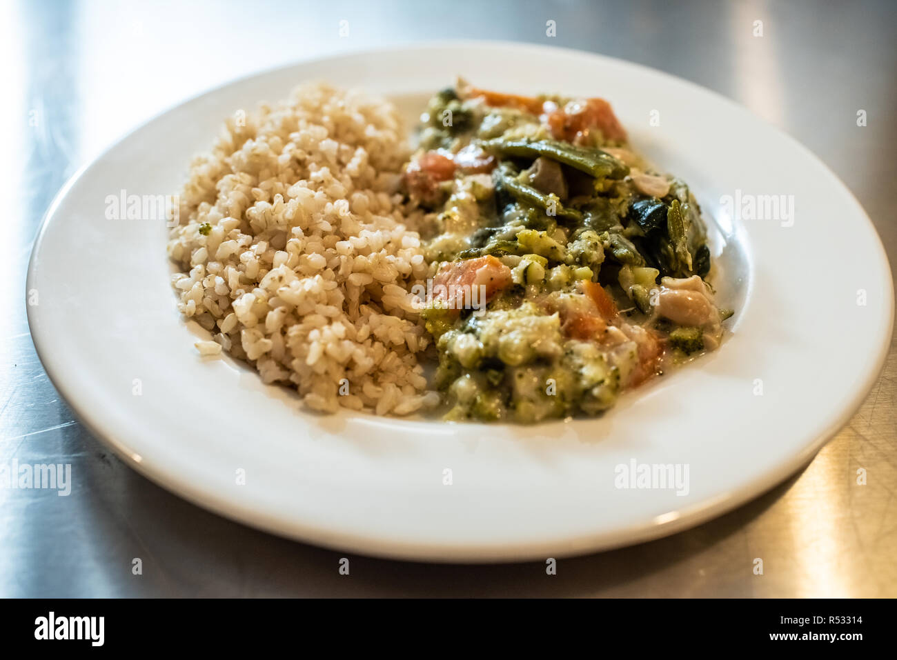 Close-up di cremoso risotto con verdure, riso italiano piatto. Foto Stock