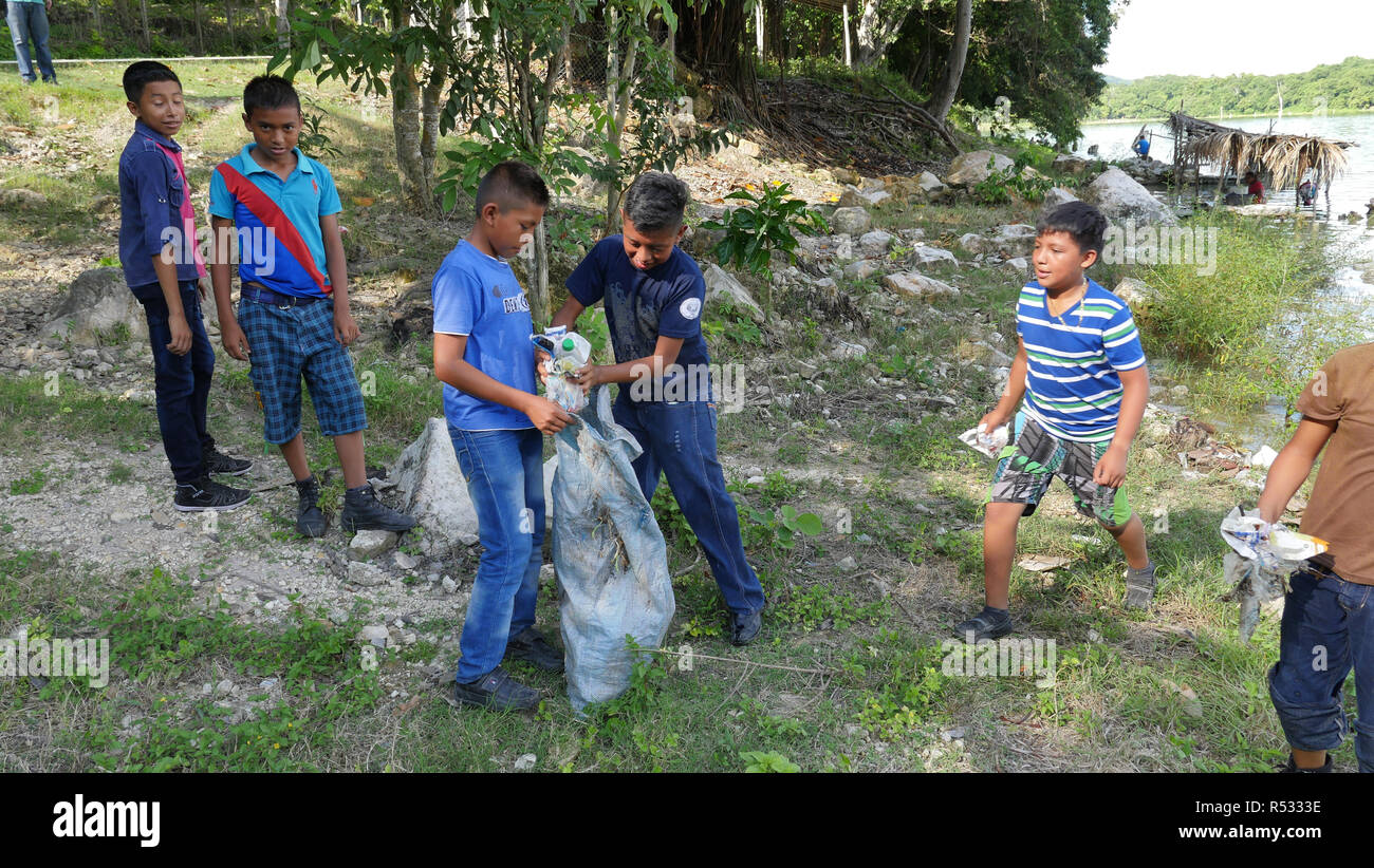 GUATEMALA il salvataggio del naturale ecocsystem intorno al lago di Nacanche, vicino a El Remate, Peten. La parrocchia di Remate la leadership e il team di formazione il prelievo li Foto Stock