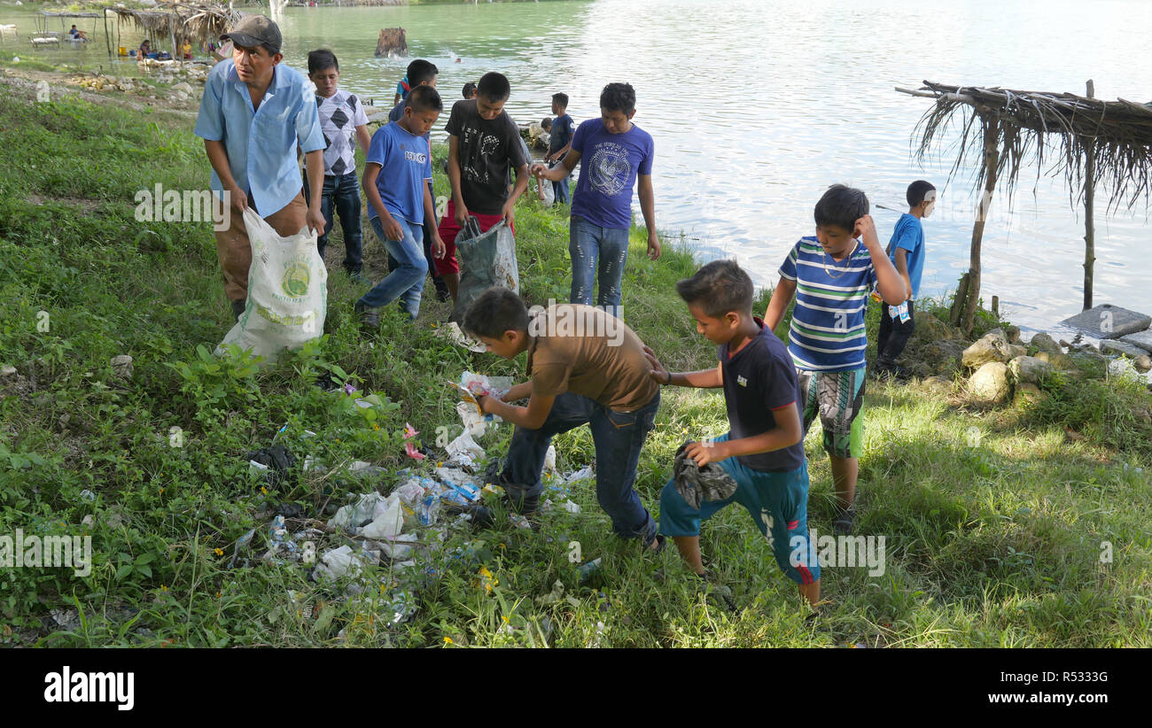 GUATEMALA il salvataggio del naturale ecocsystem intorno al lago di Nacanche, vicino a El Remate, Peten. La parrocchia di Remate la leadership e il team di formazione il prelievo li Foto Stock
