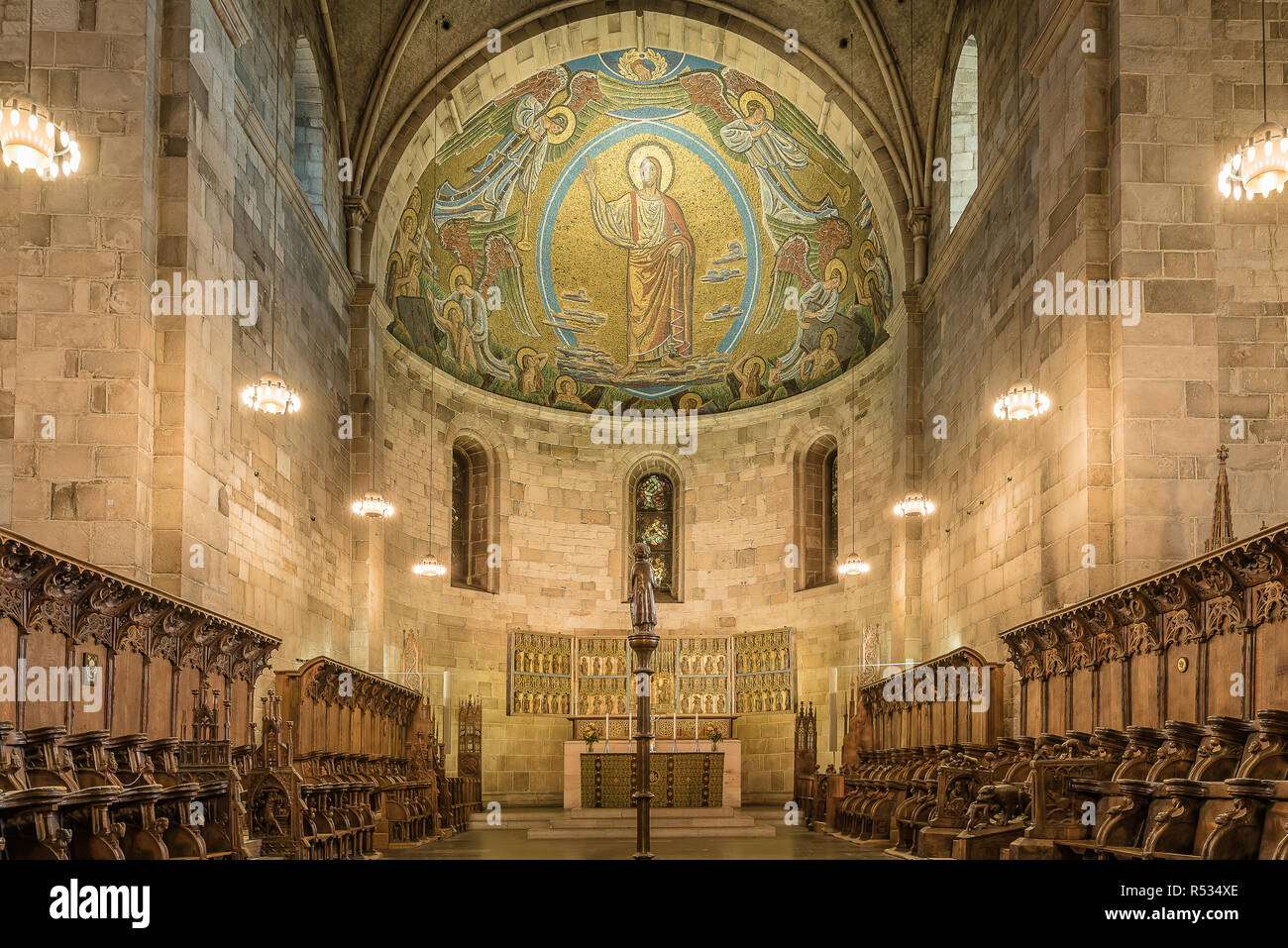 Interno della cattedrale di Lund con l altare maggiore e il mosaico , Lund, Svezia, 16 novembre 2018 Foto Stock