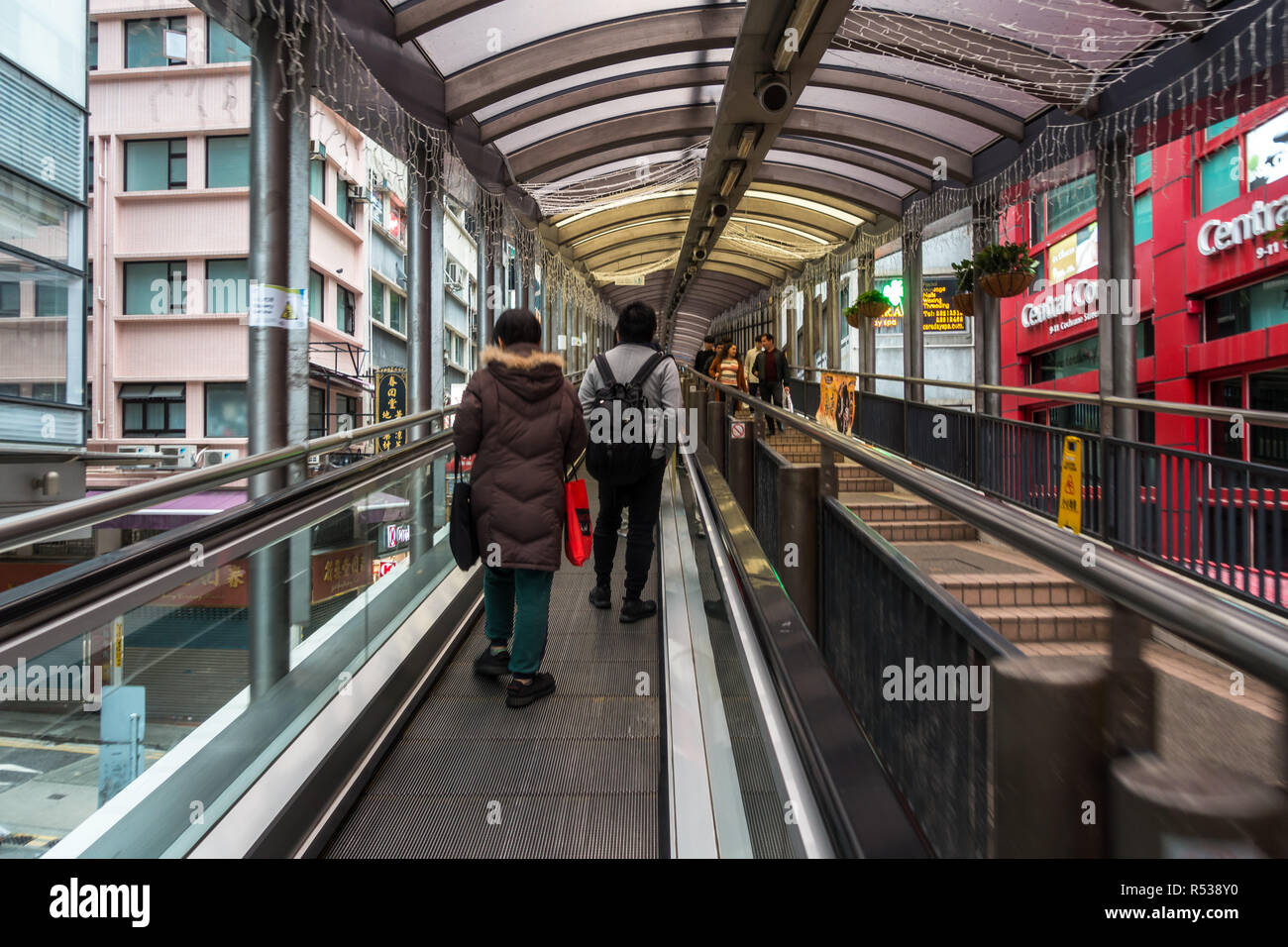 La gente che camminava sul Central-Mid-Levels escalator, la più lunga esterna coperta sistema escalator nel mondo. Hong Kong, Soho, Gennaio 2018 Foto Stock