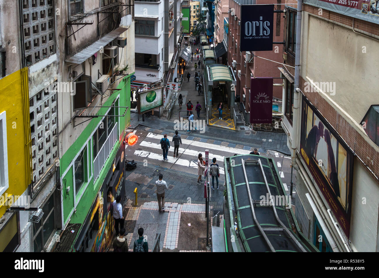 Vista del centro-Mid-Levels escalator in Soho Street, un'area di Hong Kong, famoso per la sua vita notturna con molti bar e ristoranti e gallerie d'arte. Foto Stock