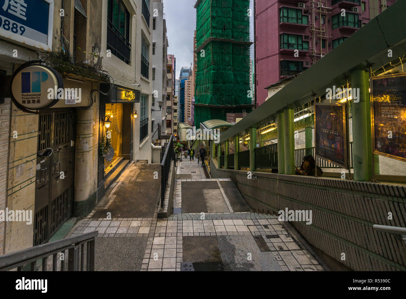 Central-Mid-Levels escalator è la più lunga esterna coperta sistema escalator nel mondo. Hong Kong, Soho, Gennaio 2018 Foto Stock