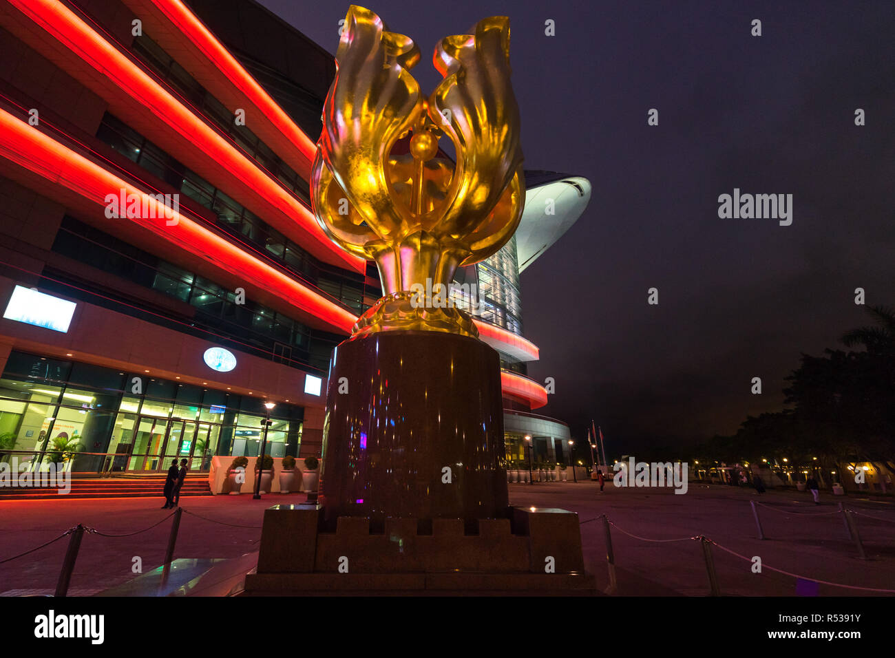 Vista notturna di Piazza Golden Bauhinia. La statua è stata costruita per segnare il 1997 handover dalla Gran Bretagna alla Cina. Hong Kong, Wan Chai, Gennaio 2018 Foto Stock