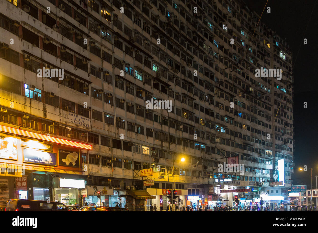 Vista notturna di Montane Mansion da King's Road, un famoso run-dow e sovraffollato edificio set di Transformers Movie, Hong Kong, Quarry Bay Foto Stock