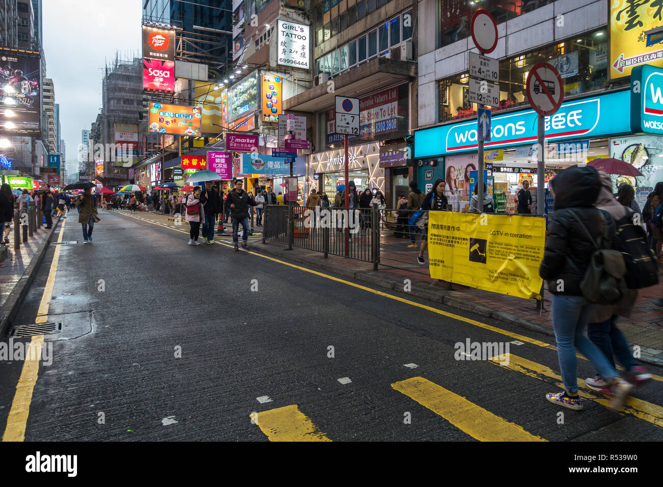 Strada trafficata in Mong Kok area con neon luminoso segno schede madri. Di Hong Kong, Kowloon, Gennaio 2018 Foto Stock