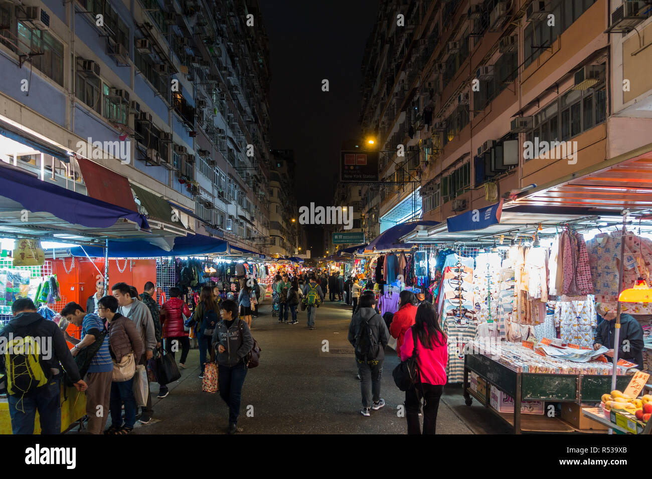 Vista notturna di Fa Yuen street market in Mong Kok, molto popolare a buon mercato per i capi di abbigliamento con bancarelle e negozi. Di Hong Kong, Kowloon, Gennaio 2018 Foto Stock