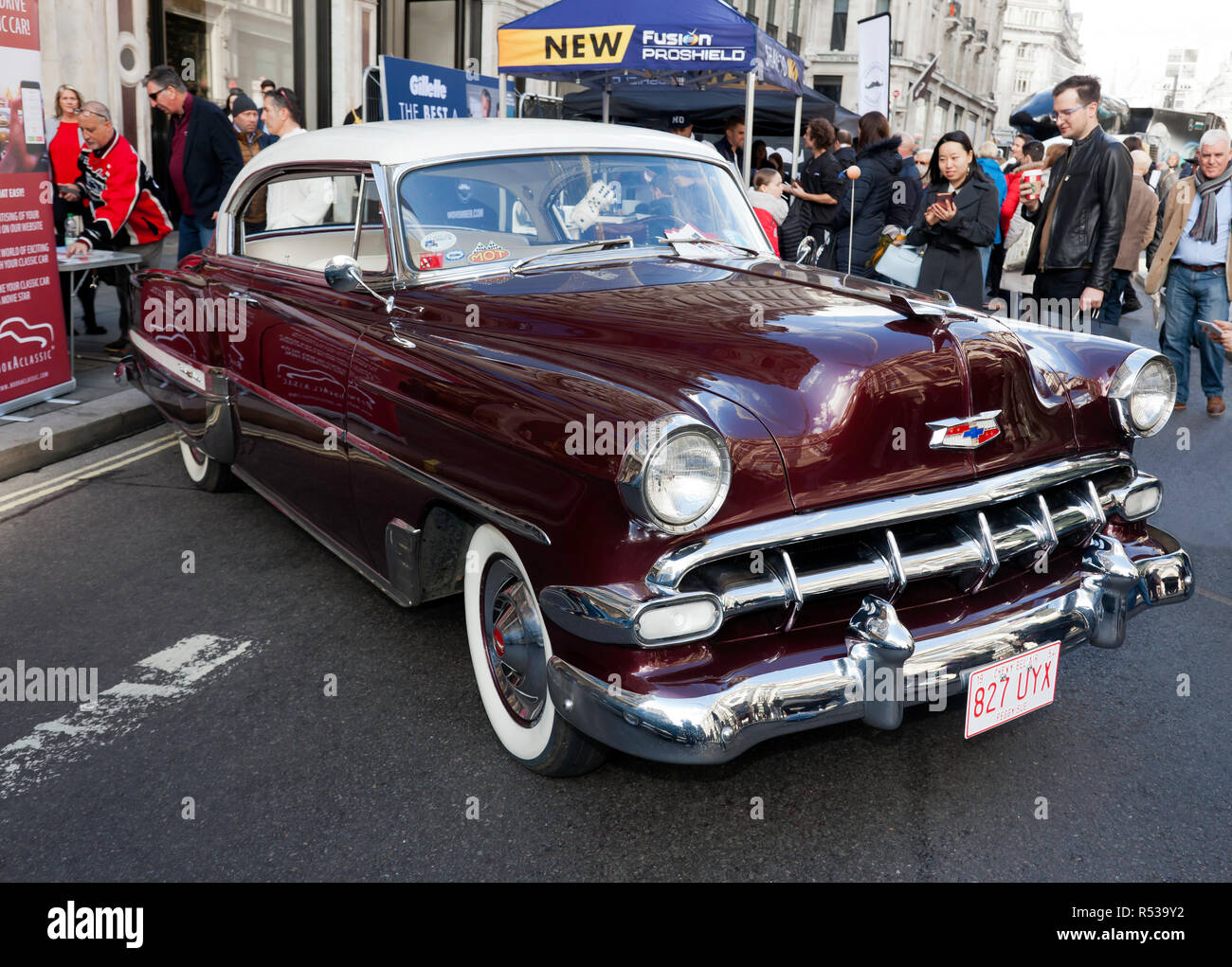 Tre quarti di vista frontale di un 1954 Chevrolet Bel Air, sul display a 2018 Regents Street Motor Show Foto Stock