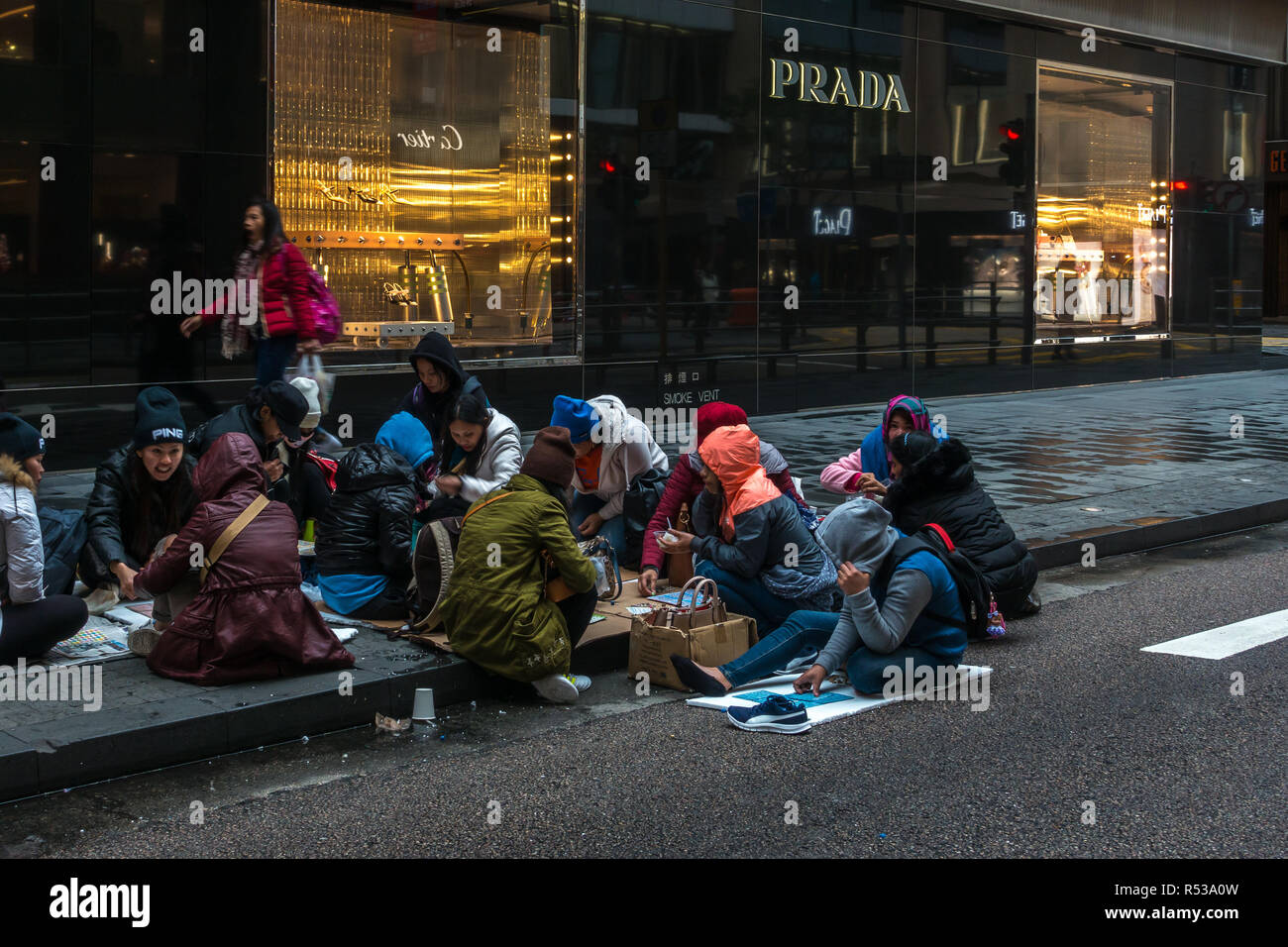 I lavoratori di sesso femminile da Indonesia e Filippine la raccolta di domenica per le strade di Hong Kong Central vicino a negozi di lusso. Hong Kong, Gennaio 2018 Foto Stock