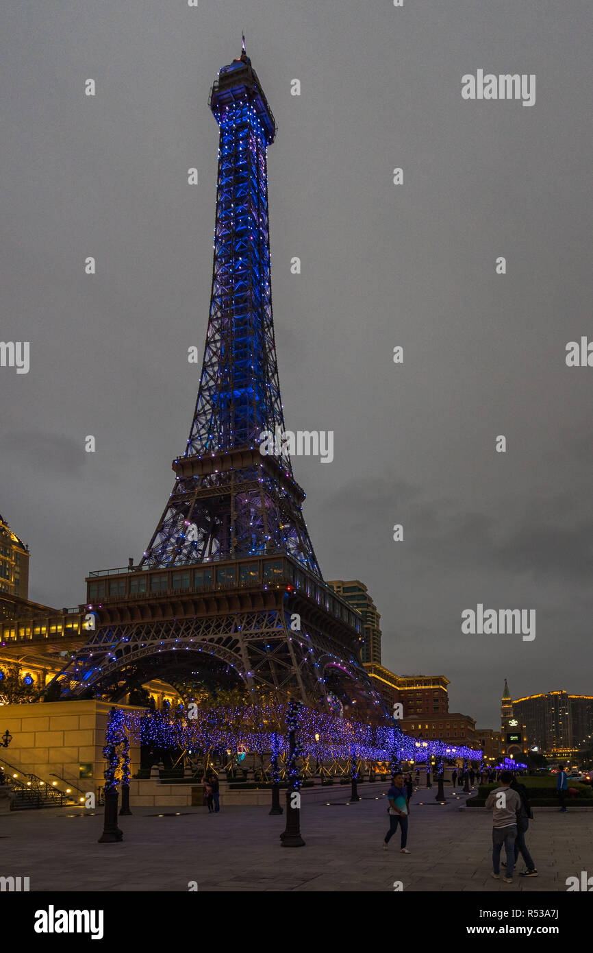 La mezza scala Torre Eiffel parigina di hotel e casino è un famoso punto di riferimento di Macau. Macao, Gennaio 2018 Foto Stock