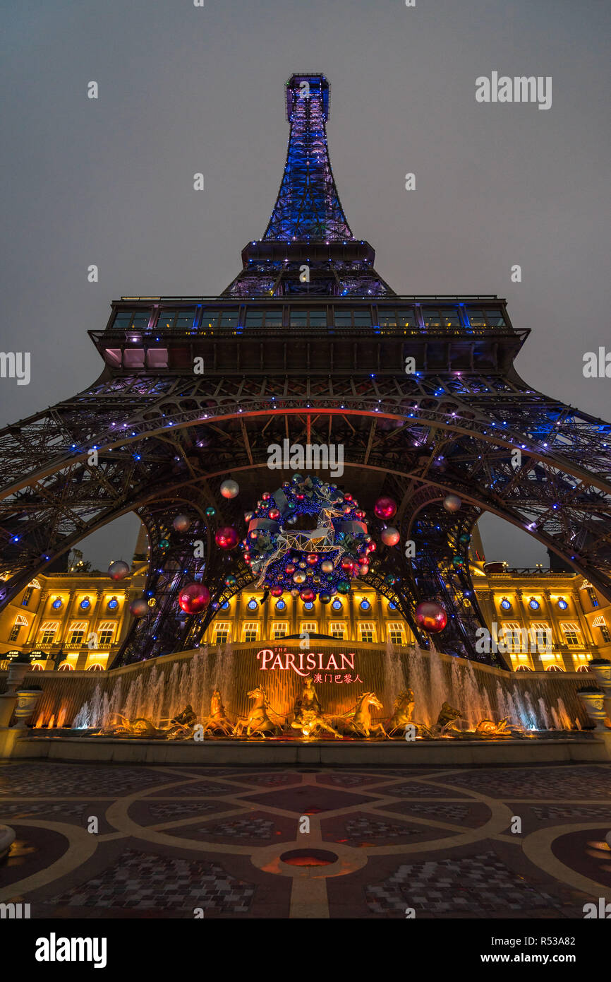 Ampio angolo di visione di notte sotto Macao Torre Eiffel con decorazione di Natale. Macao, Gennaio 2018 Foto Stock