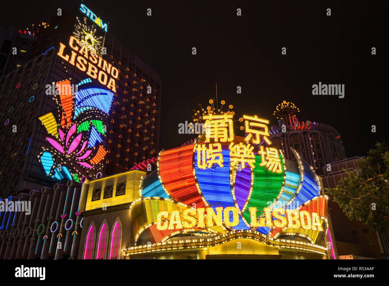 Casino Lisboa entrata principale illuminato da luci al neon è un famoso punto di riferimento e di attrazione turistica a Macau. Macao, Gennaio 2018 Foto Stock