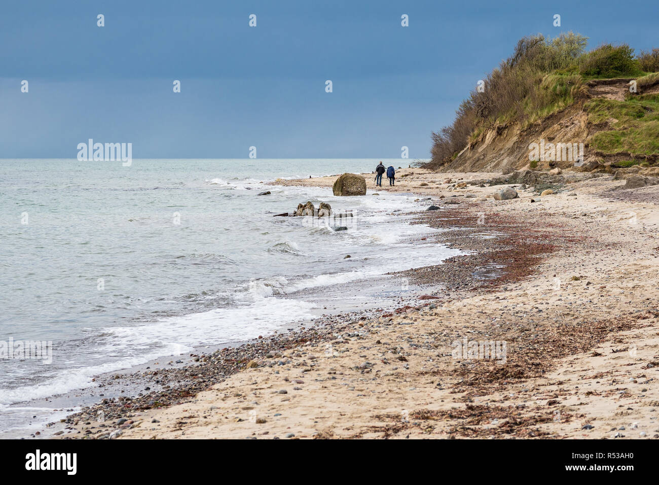 Walkers sulla costa del mar Baltico Foto Stock