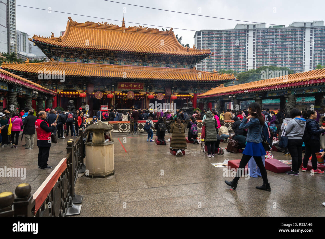 Persone in preghiera presso l'altare principale in Sik sik Yuen Wong Tai Sin temple. Di Hong Kong, Kowloon, Gennaio 2018 Foto Stock