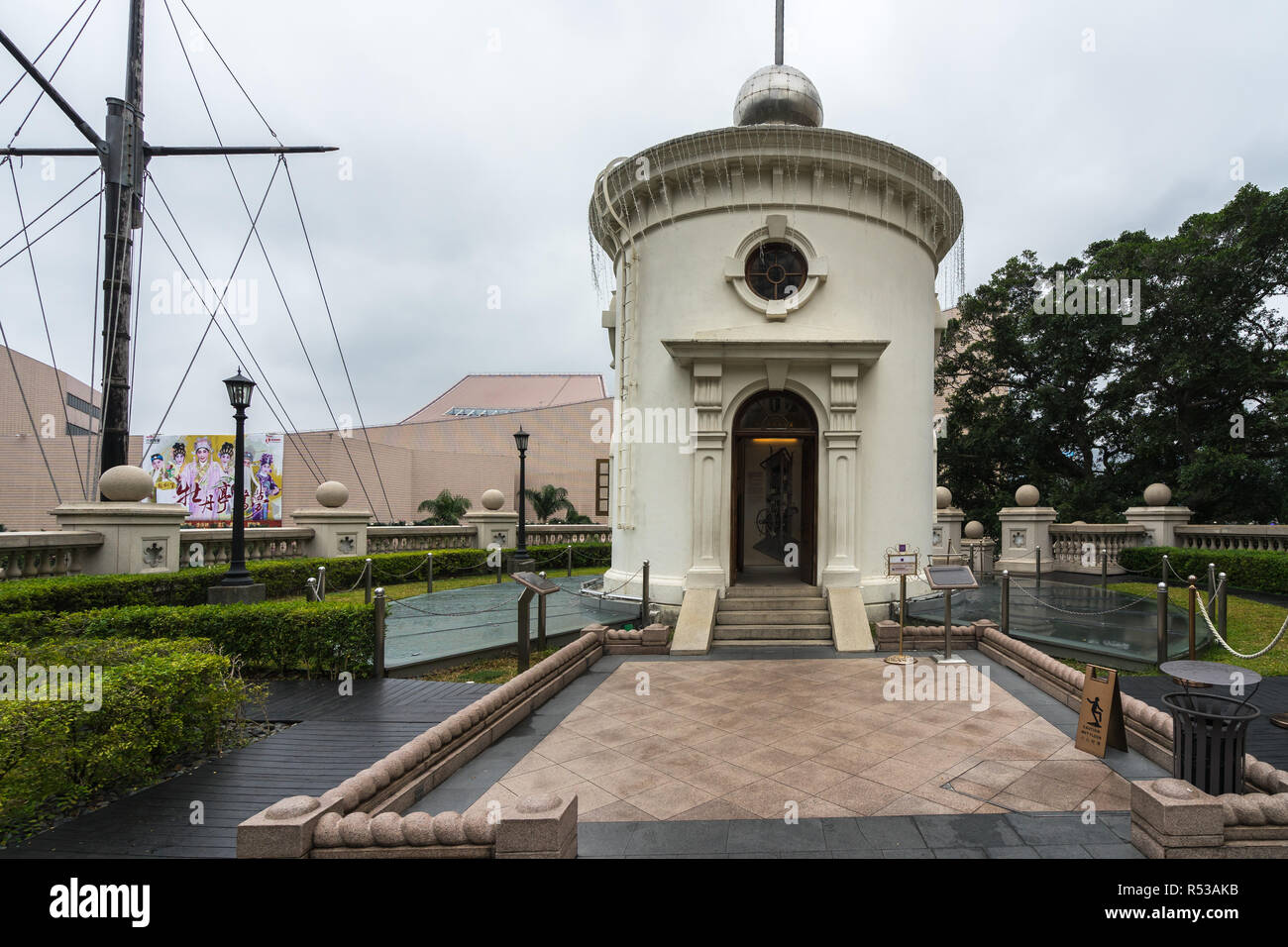Sfera di tempo Torre è uno dei pochi edifici di inglese patrimonio coloniale.It ha segnalato il tempo di navi nel porto di Victoria e di Hong Kong Foto Stock