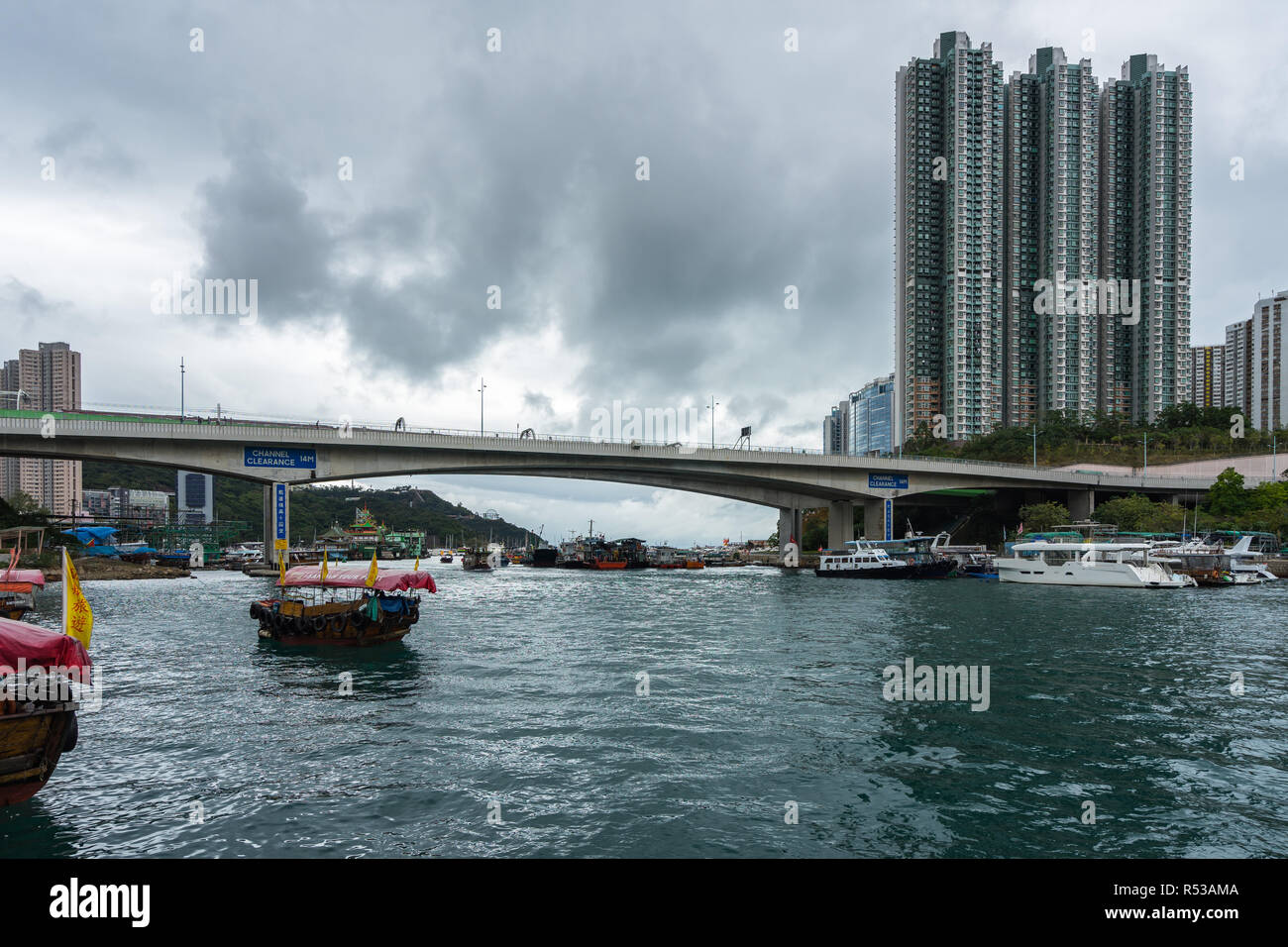 Vista del porto di Aberdeen con il sampans, un tradizionale cinese di barche in legno. Aberdeen, Isola di Hong Kong, Hong Kong, Gennaio 2018 Foto Stock