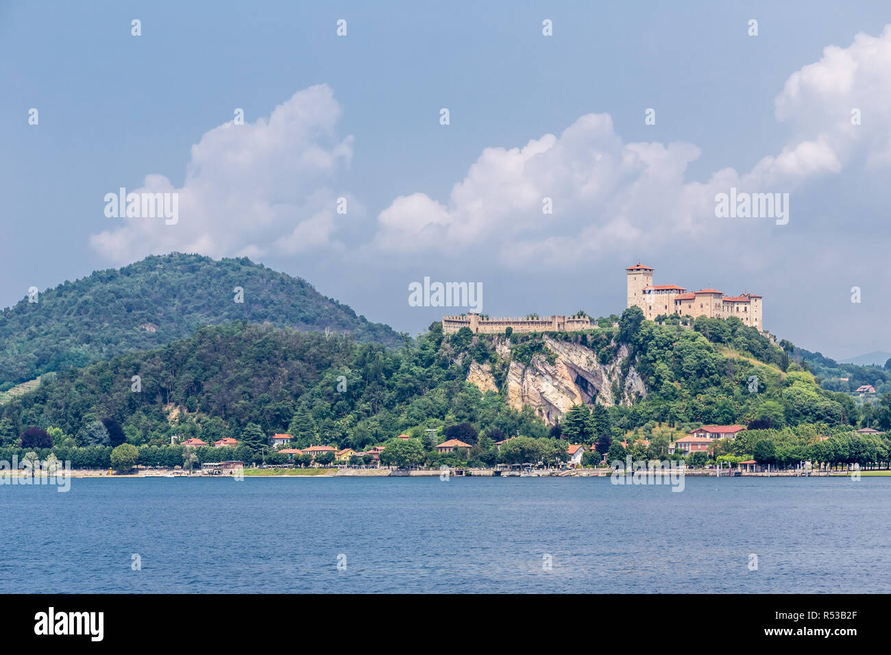 Arona, Italia, Luglio 12, 2013: vista della Rocca di Angera sul Lago Maggiore. Foto Stock