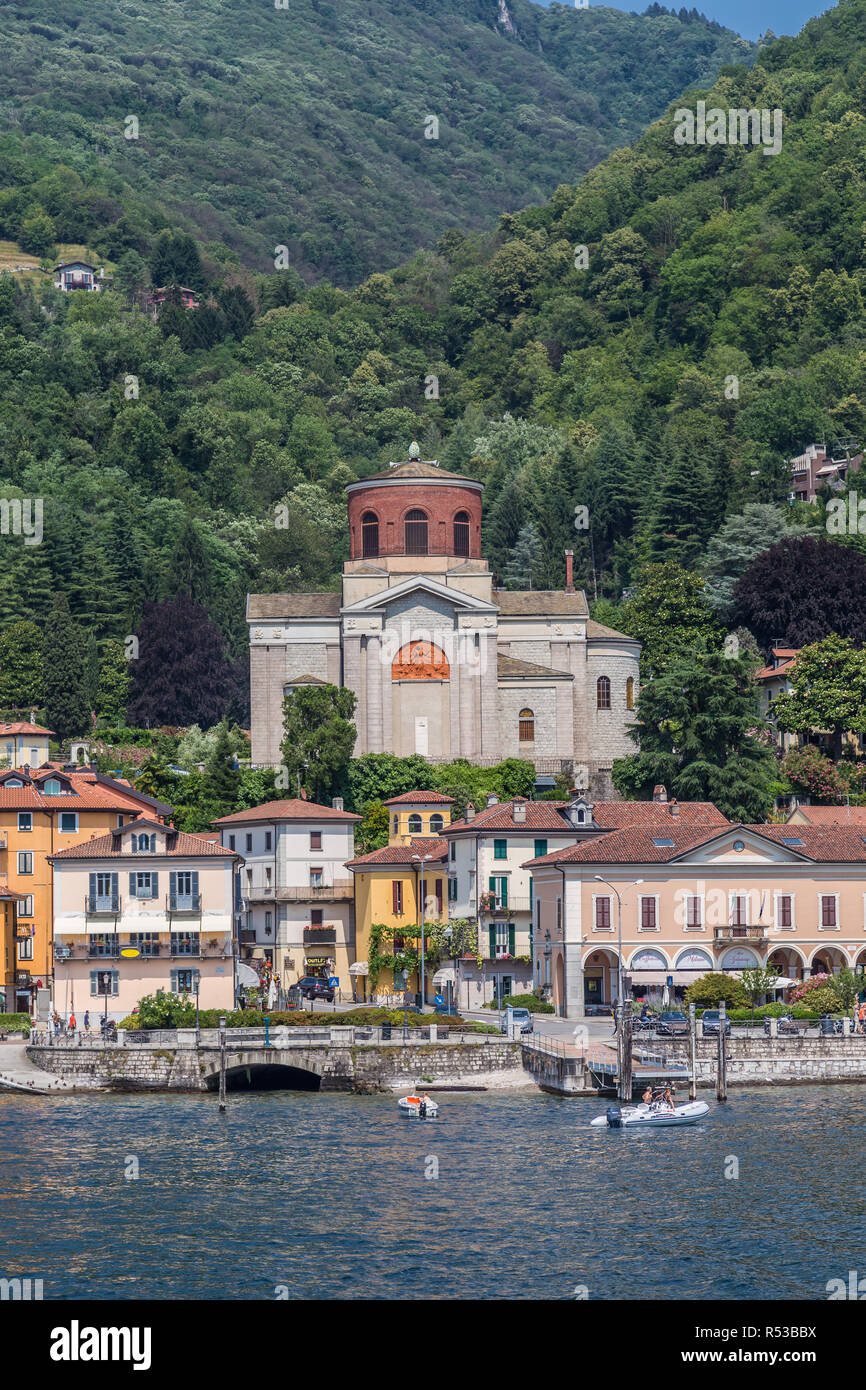 Laveno, Italia, Luglio 6, 2013: Vista di Sant'Ambrogio chiesa sopra la città. Foto Stock
