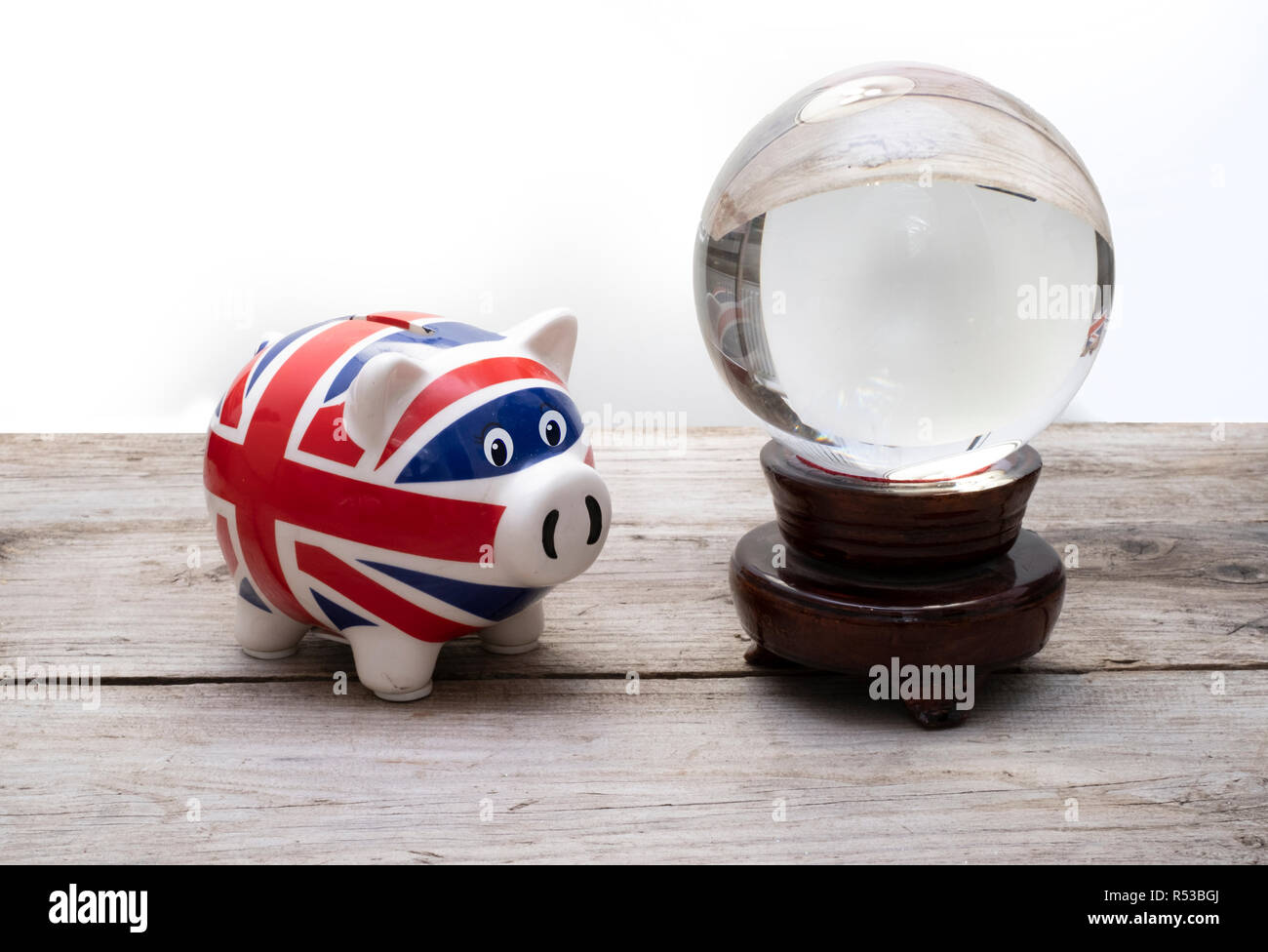 Concetto Brexit, l'economia del Regno Unito come un salvadanaio con una sfera di cristallo Foto Stock