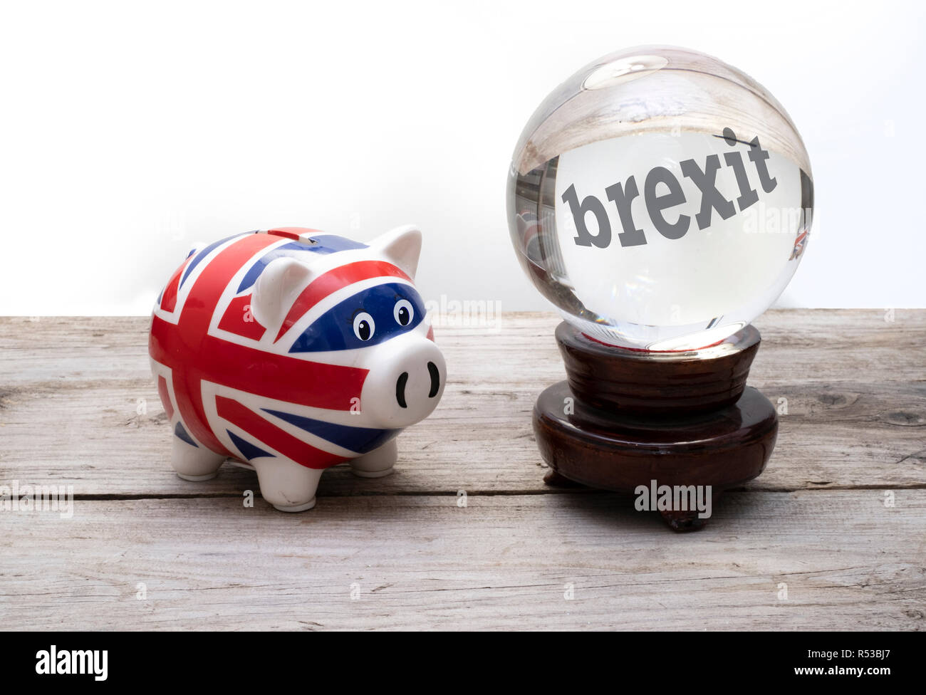 Concetto Brexit, l'economia del Regno Unito come un salvadanaio con una sfera di cristallo Foto Stock