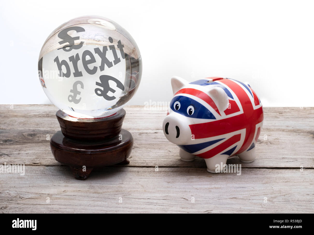 Concetto Brexit, l'economia del Regno Unito come un salvadanaio con una sfera di cristallo Foto Stock