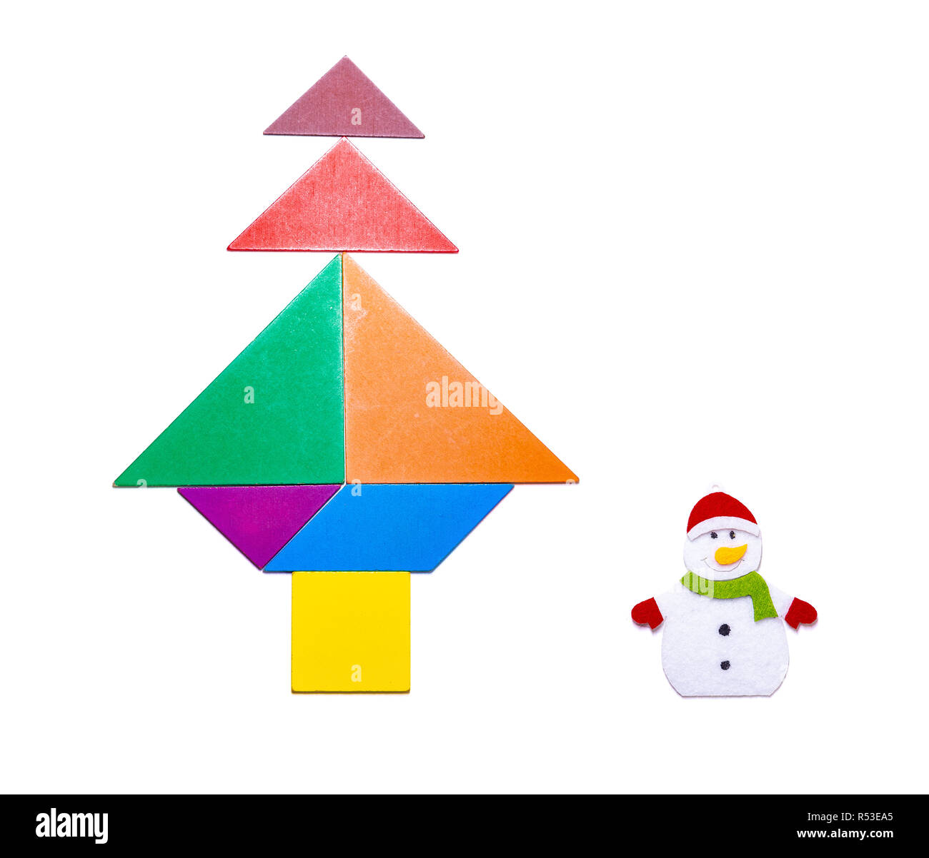 Tangram blocchi forma come albero di Natale con pupazzo di neve su bianco Foto Stock