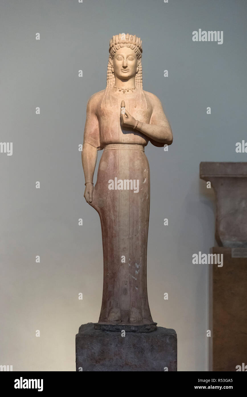 Atene. La Grecia. Il Phrasikleia Kore, greca arcaica statua funeraria dallo scultore Aristion di Paros, 550-540 A.C. Museo Archeologico Nazionale di un Foto Stock