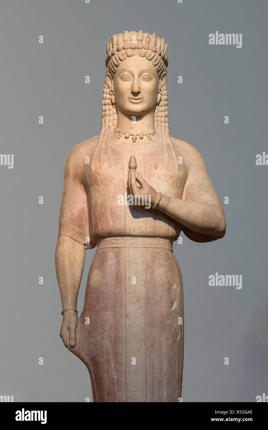 Atene. La Grecia. Il Phrasikleia Kore, greca arcaica statua funeraria dallo scultore Aristion di Paros, 550-540 A.C. Museo Archeologico Nazionale di un Foto Stock