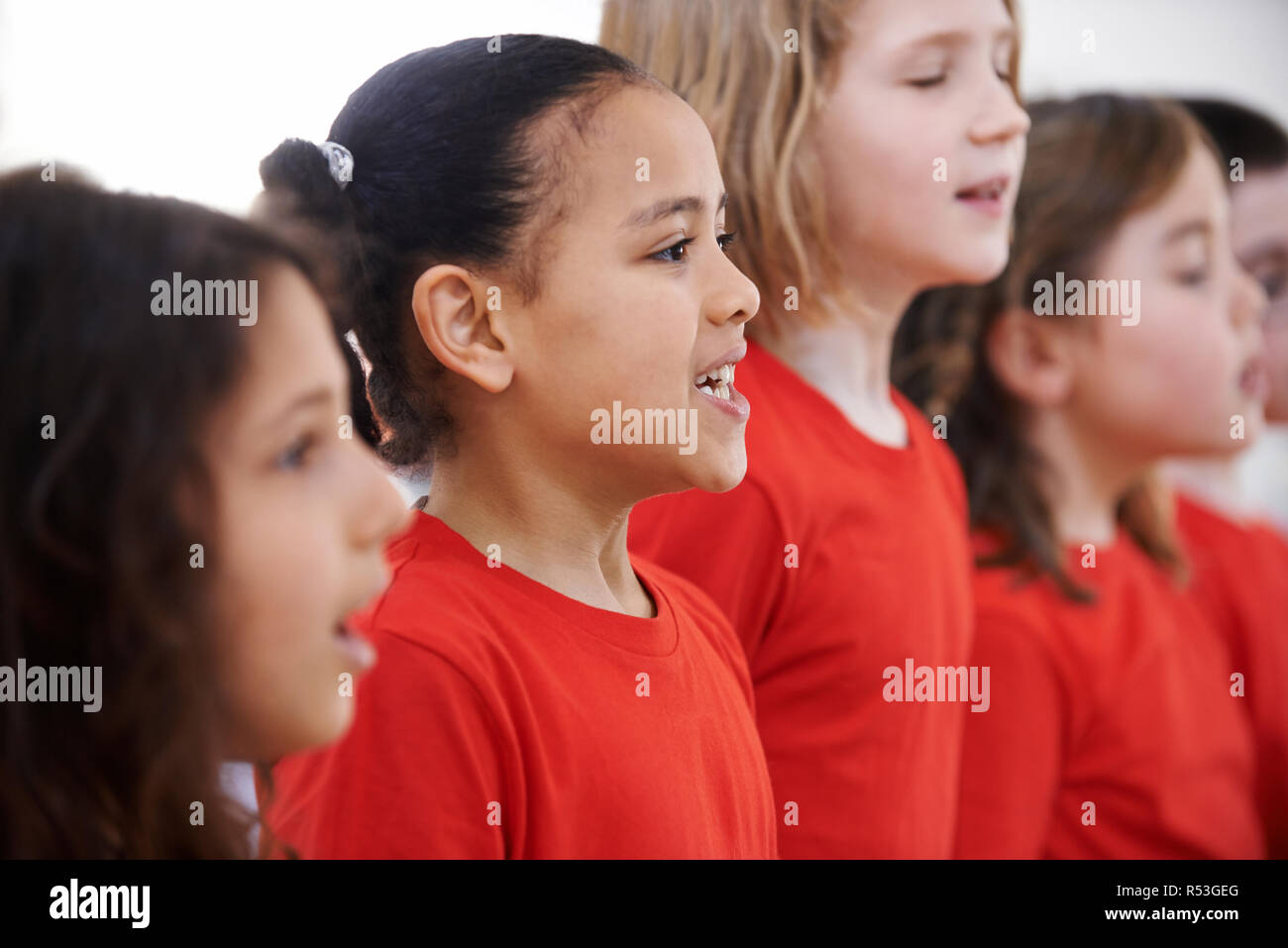 Gruppo di bambini a cantare in coro insieme Foto Stock