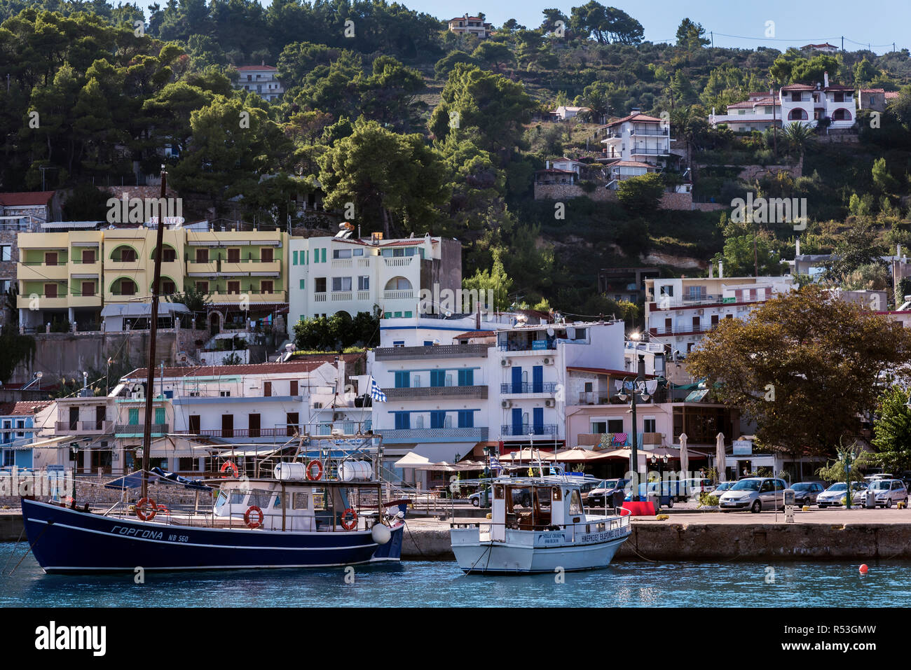 Barche da pesca in porto Petitiri, Alonissos, Sporadi settentrionali della Grecia. Foto Stock