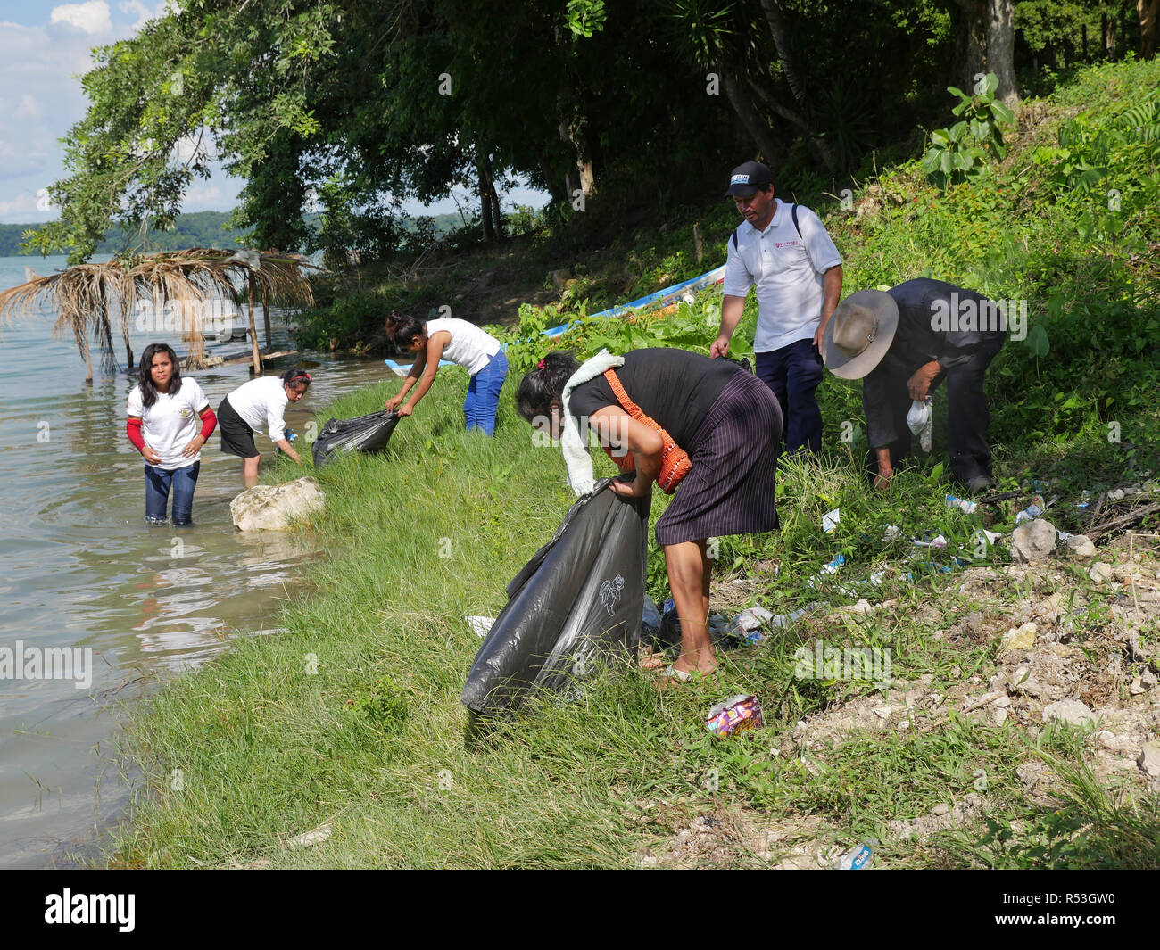 GUATEMALA il salvataggio del naturale ecocsystem intorno al lago di Nacanche, vicino a El Remate, Peten. La parrocchia di Remate e leadership team di formazione di prelevamento di lettiera, soprattutto plastica, dal lago. Foto Stock