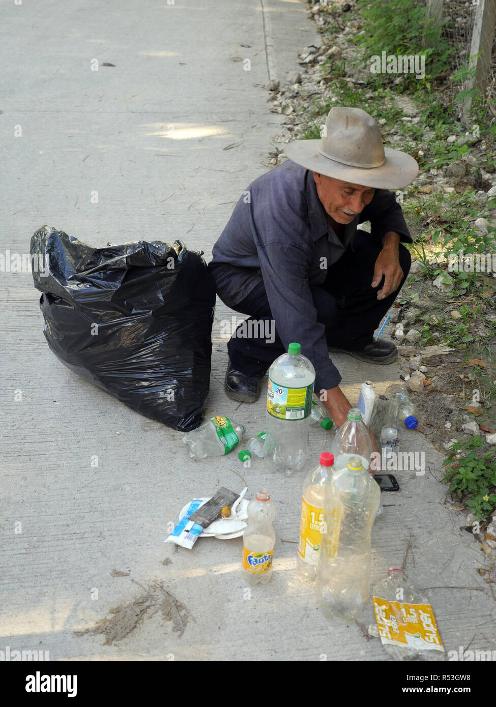 GUATEMALA il salvataggio del naturale ecocsystem intorno al lago di Nacanche, vicino a El Remate, Peten. La parrocchia di Remate e leadership team di formazione di prelevamento di lettiera, soprattutto plastica, dal lago. Foto Stock