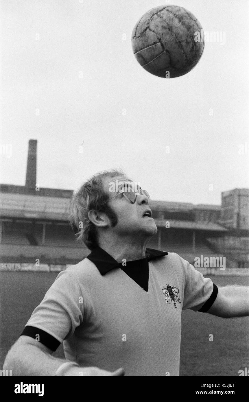 Elton John, che è appena tornato da un viaggio in America, vuole essere un direttore di Watford FC. Egli è sempre stato una ventola ed è appena stato fatto un vice presidente. Nella foto a Watford per soddisfare e treno con i giocatori a tenersi in forma. Il 7 novembre 1973. Foto Stock