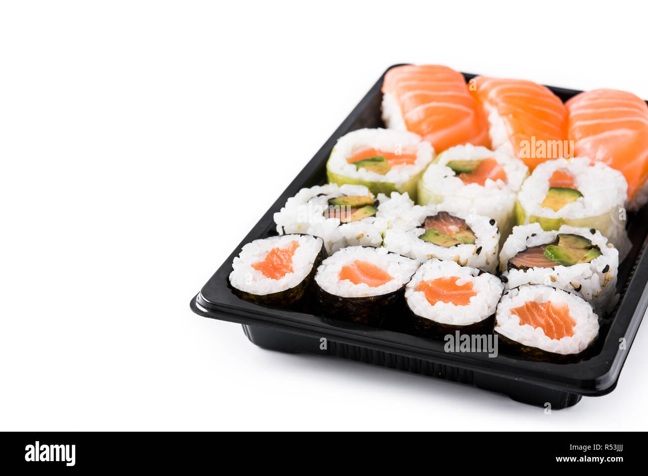 Assortimento di sushi su tray nero isolato su sfondo bianco. Copyspace Foto Stock