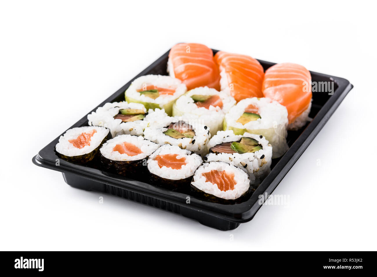 Assortimento di sushi su tray nero isolato su sfondo bianco Foto Stock