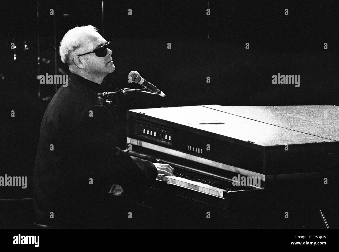 Elton John esecuzione presso lo stand da me: AIDS Day concerto benefico a Wembley Arena, Londra. Il 1 aprile 1987. Foto Stock