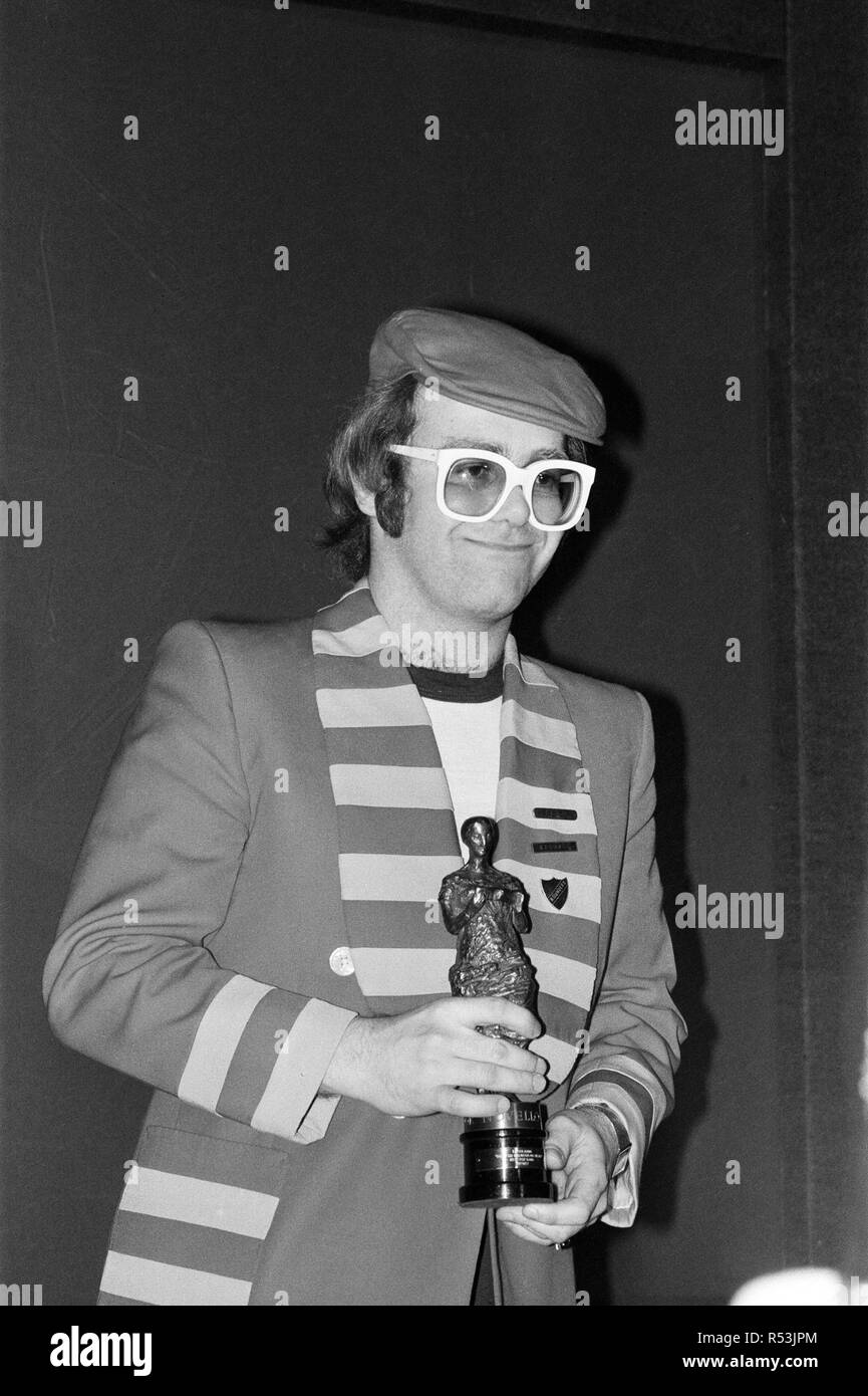La ventiduesima Ivor Novello Awards, presentato da Bosch e sponsorizzato da PRS. Presso la struttura Grosvenor House Hotel di Londra. Elton John nella foto con il suo statuetta per la migliore canzone pop 'Dsu¿ andare rompendo il mio cuore" . Il 12 maggio 1977. Foto Stock