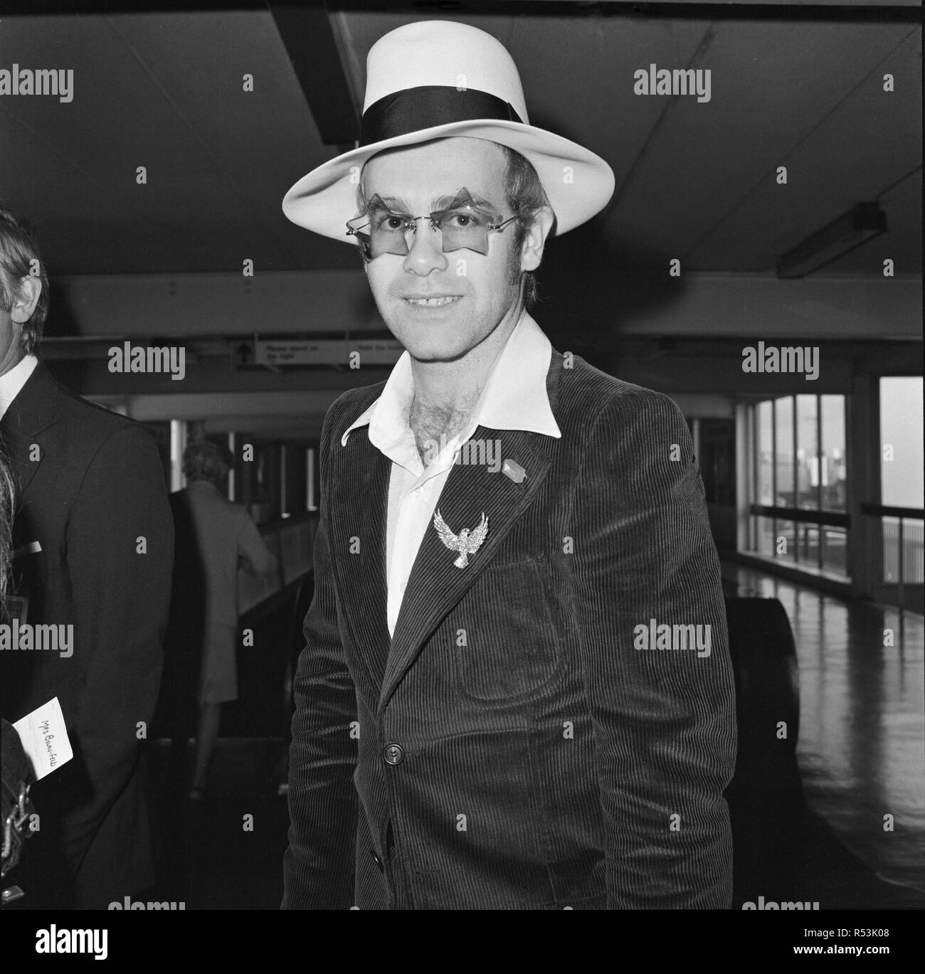 Elton John lascia l'aeroporto di Heathrow. Si tratta di andare a Los Angeles per il partito di Elton John's Manager. La foto è stata scattata il 9 settembre 1974 Foto Stock