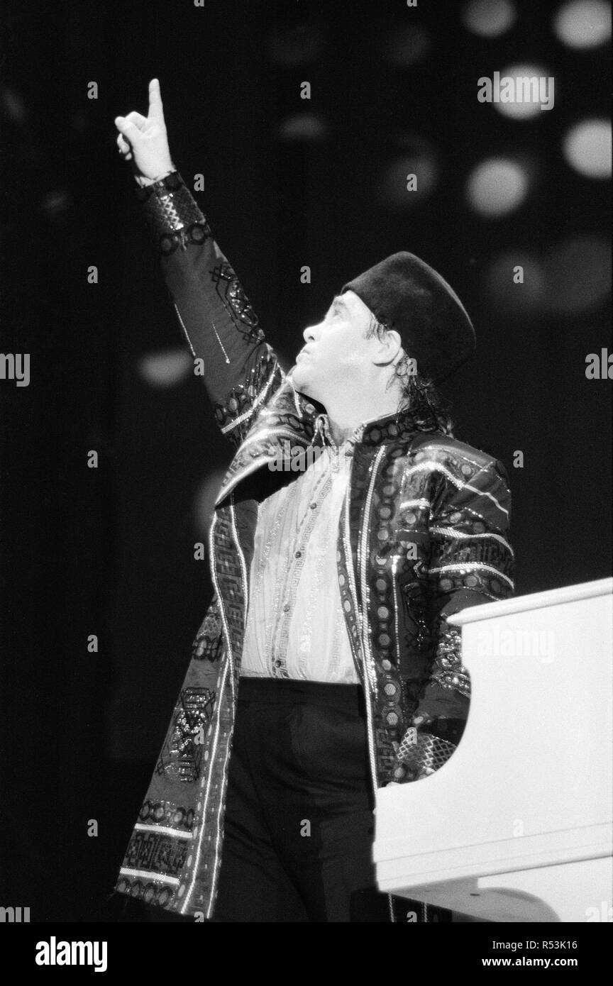 Live Aid sede doppio concerto di beneficenza tenutasi il 13 luglio 1985 allo Stadio di Wembley a Londra, Inghilterra, e John F. Kennedy Stadium di Philadelphia, Pennsylvania, Stati Uniti. I concerti sono stati organizzati come seguire fino a banda singola aiuti 'Do che conoscono il suo Natale?" , il frutto di Bob Geldof e Midge Ure, per raccogliere fondi per le vittime della carestia in Etiopia. Immagine mostra Elton John esibirsi sul palco durante il concerto a Wembley. Foto Stock