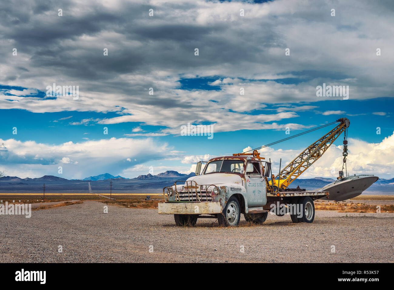 Il vecchio camioncino con un oggetto simile a UFO in Rachel, Nevada Foto Stock