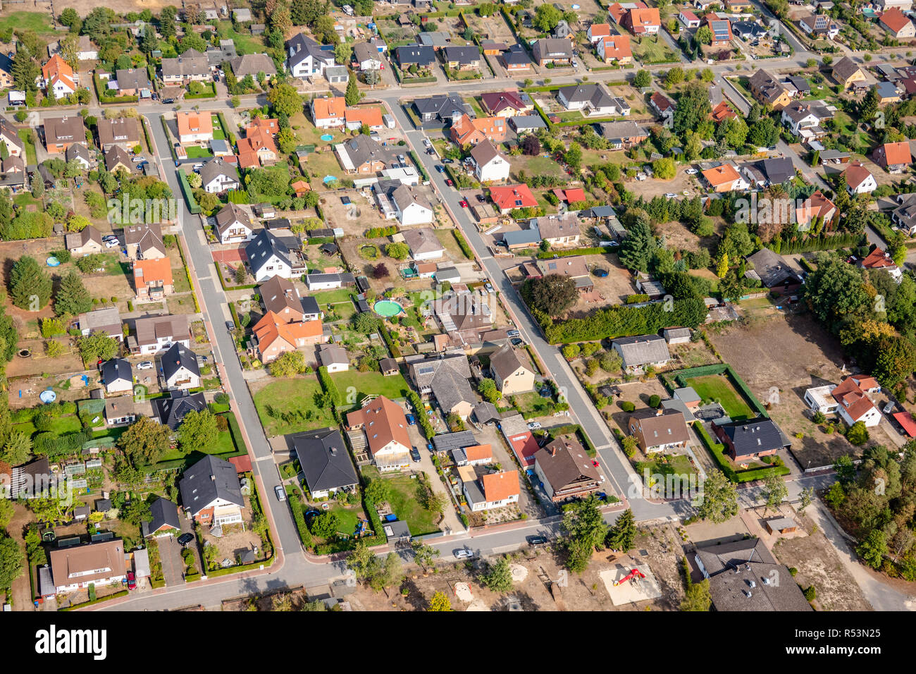 Vista aerea di un sobborgo tedesco con strade e tante piccole case per famiglie, fotografata da un girocottero Foto Stock