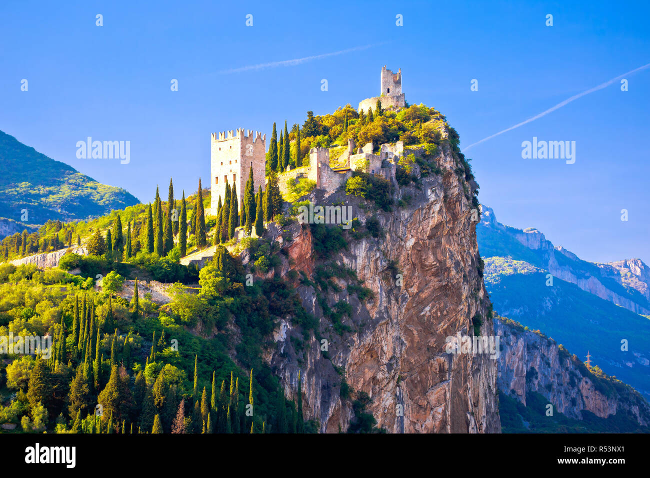 Il castello di Arco sulla roccia alta vista Foto Stock