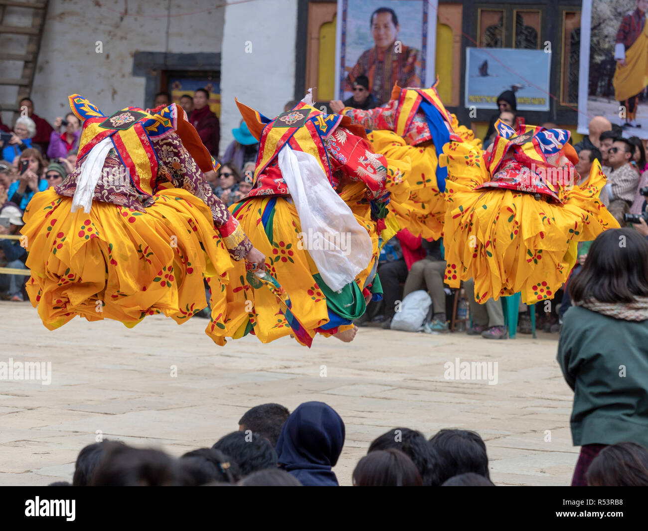 Ballerine alla gru Black-Necked Festival in Gangtey, Bhutan Foto Stock
