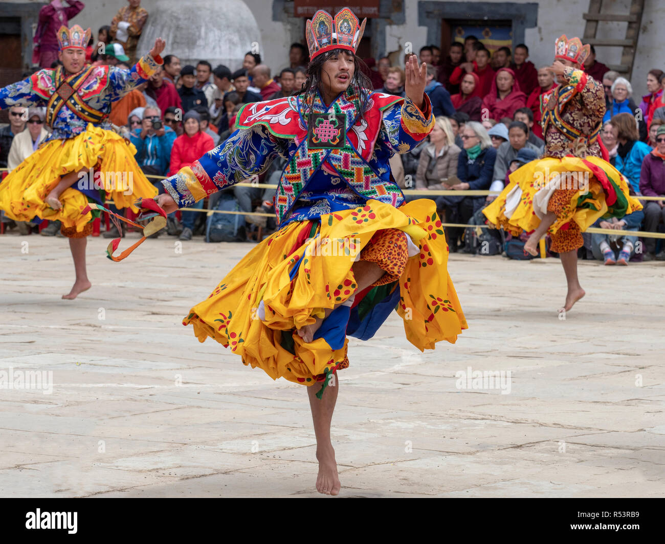 Ballerine alla gru Black-Necked Festival in Gangtey, Bhutan Foto Stock