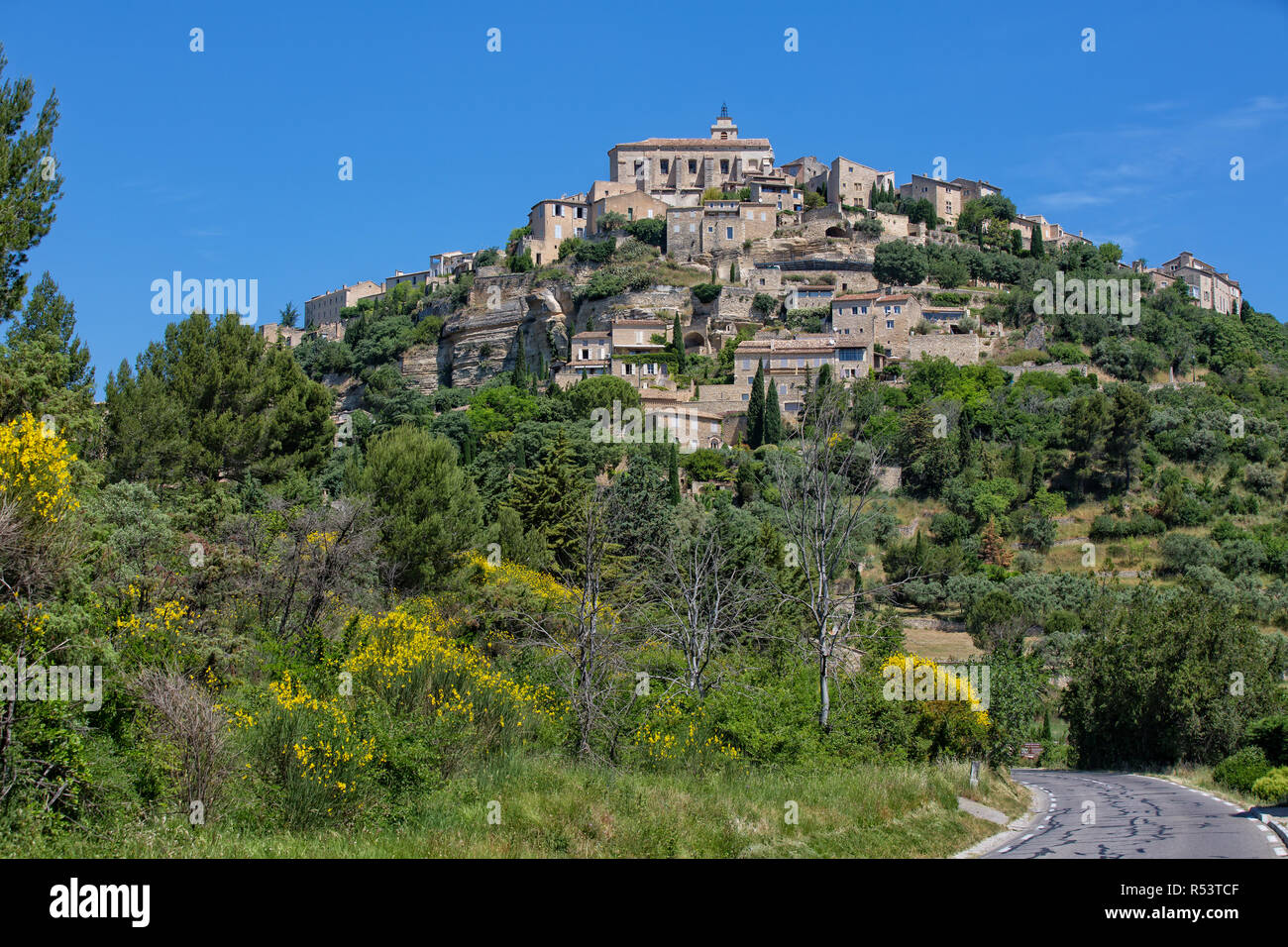 Gordes - un beautilfull hilltop village. Vista su Gordes, un piccolo e pittoresco villaggio in Provenza, Luberon, Vaucluse Francia Foto Stock